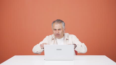 Man-looking-at-laptop-gets-frustrated.